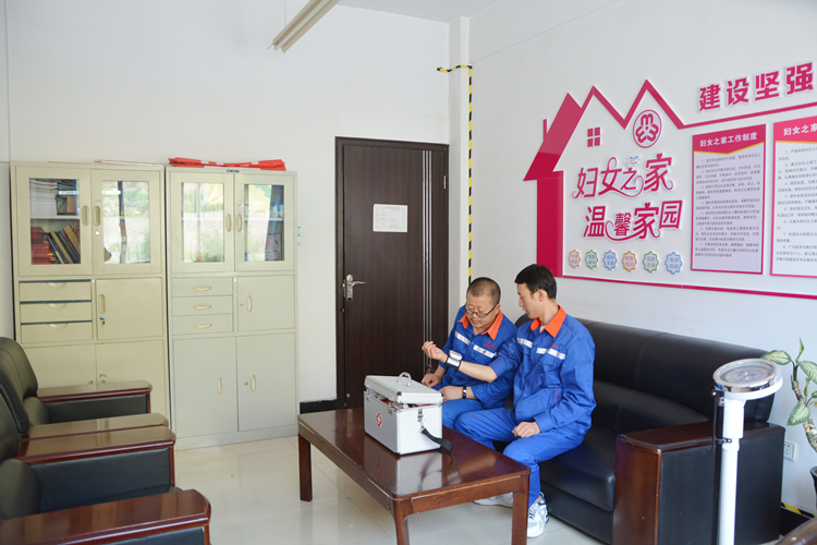 1628739649814459.jpg 我為群眾辦實(shí)事-民和公司職工健康室_副本.jpg