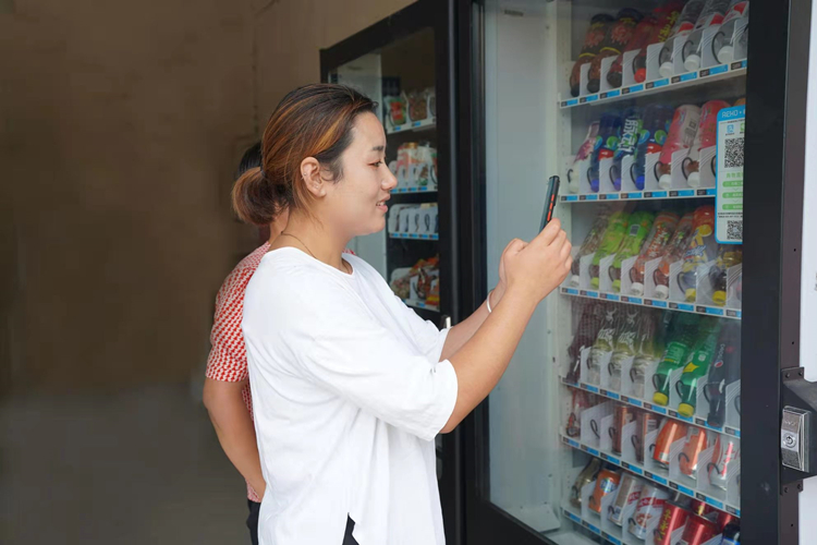 1628747393264139.jpg 我為群眾辦實事-成縣公司增設(shè)自動販賣機_副本.jpg