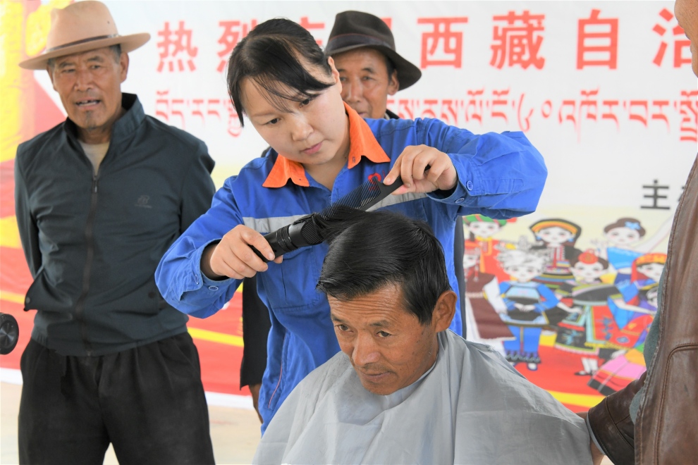 1759993250625540.jpg 為普夏村老人理發(fā)(1)(1).jpg